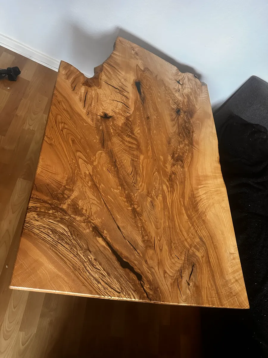 Olivenaske Live-Edge Sofabord