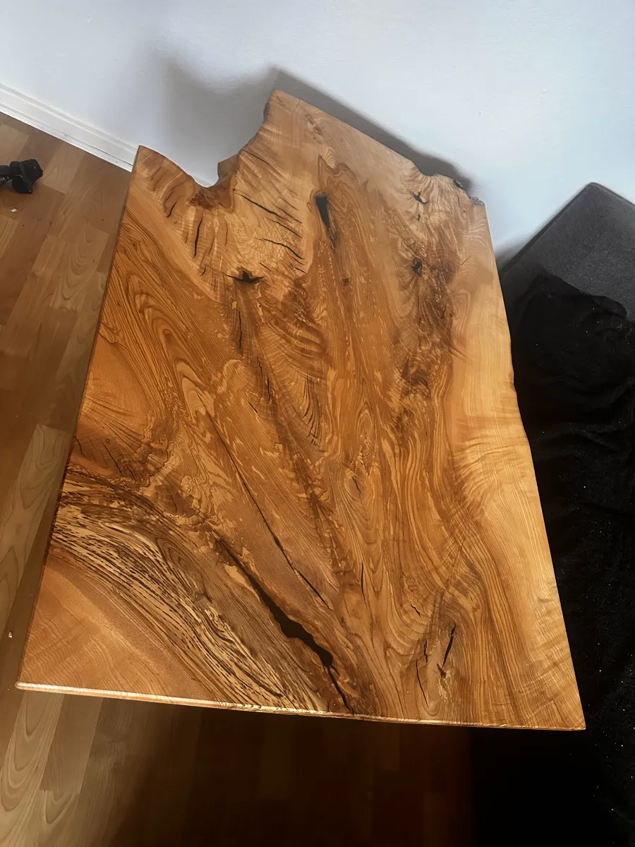 Olivenaske Live-Edge Sofabord — vinkel 2