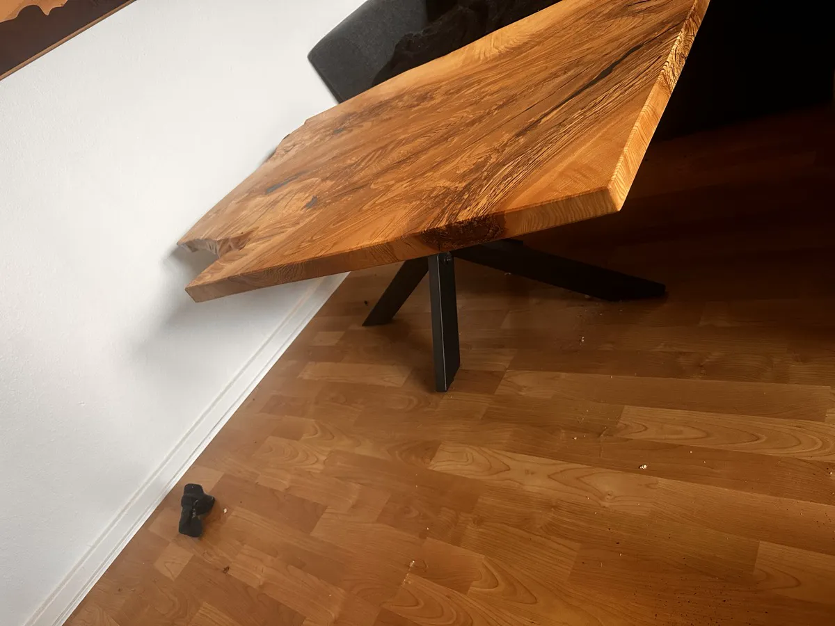 Olivenaske Live-Edge Sofabord — vinkel 3