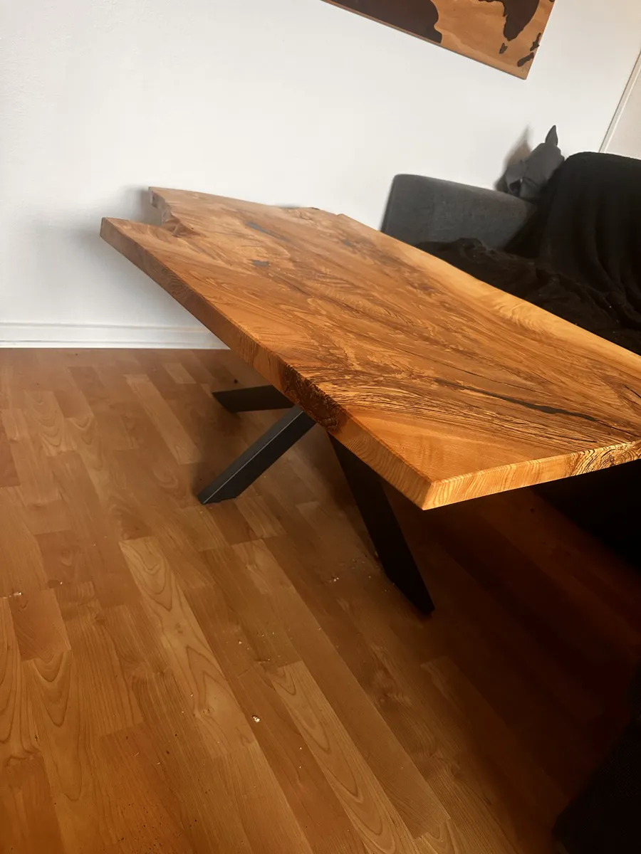 Olivenaske Live-Edge Sofabord — vinkel 4