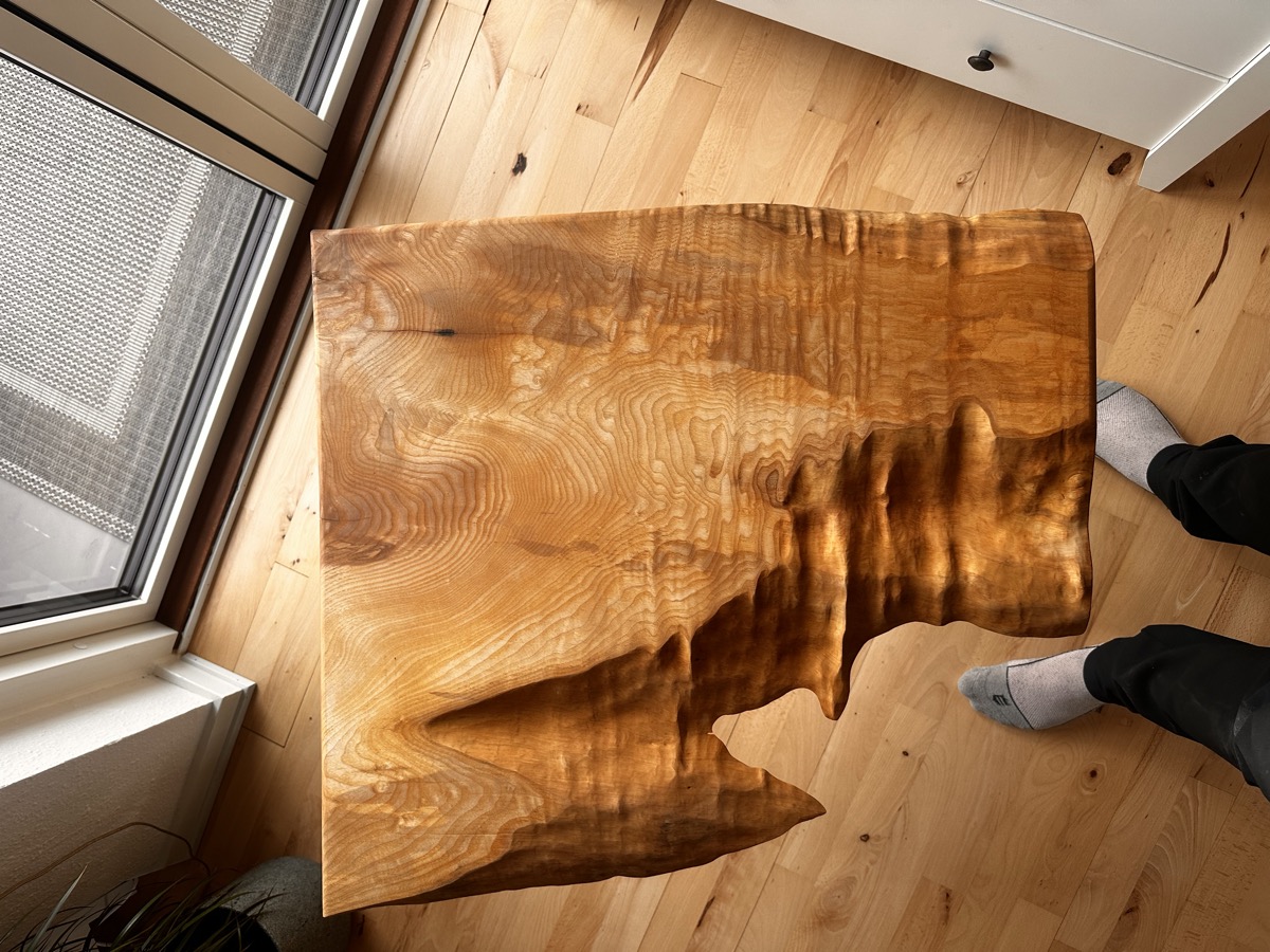 Olivenaske Organisk Live-Edge Sofabord — vinkel 2