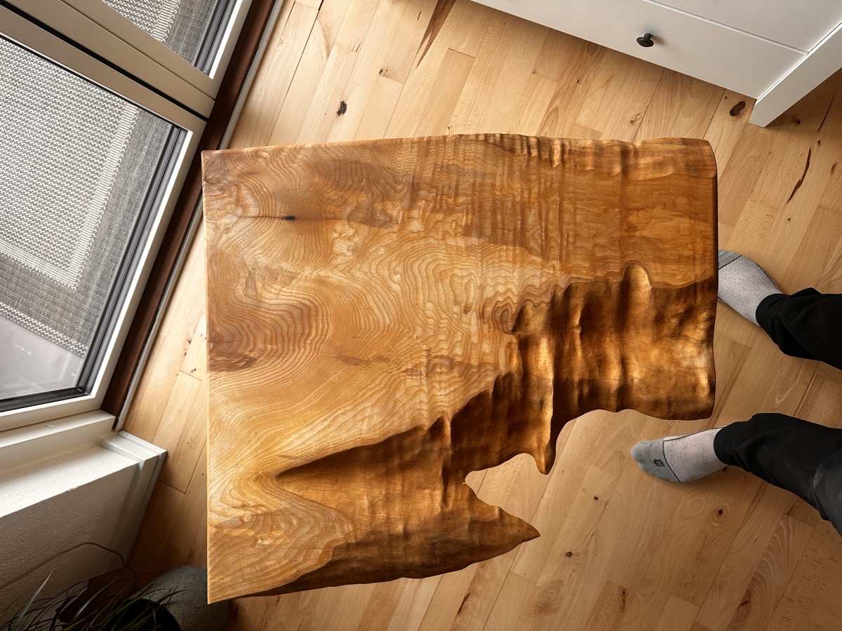 Olivenaske Organisk Live-Edge Sofabord — vinkel 3