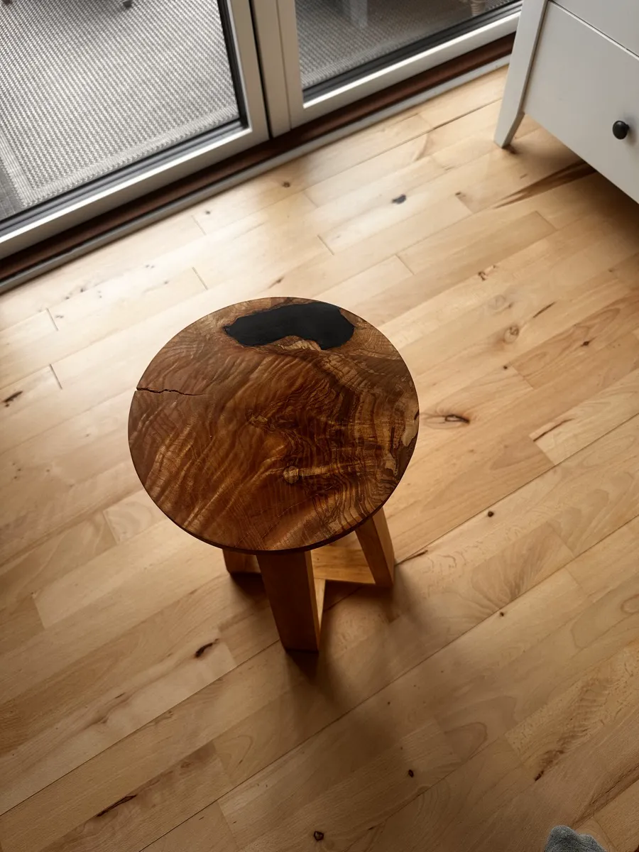 Olivenaske Resin Skammel — vinkel 2