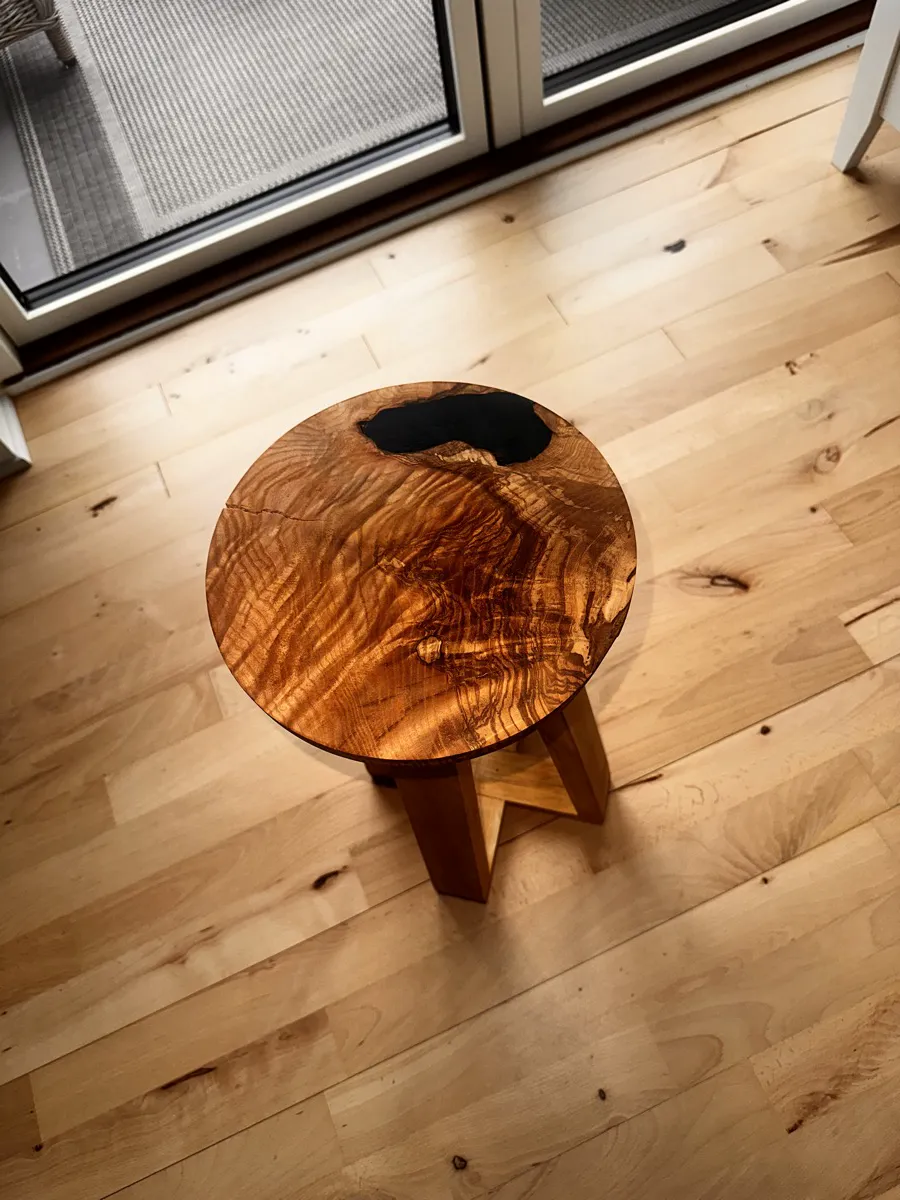 Olivenaske Resin Skammel — vinkel 3